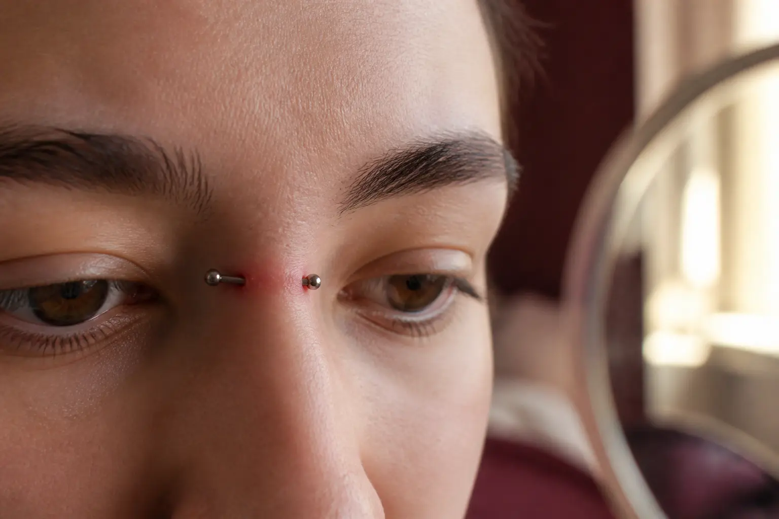 Bridge piercing sur l’arête du nez, gros plan réaliste avec barbell horizontal et lumière douce naturelle