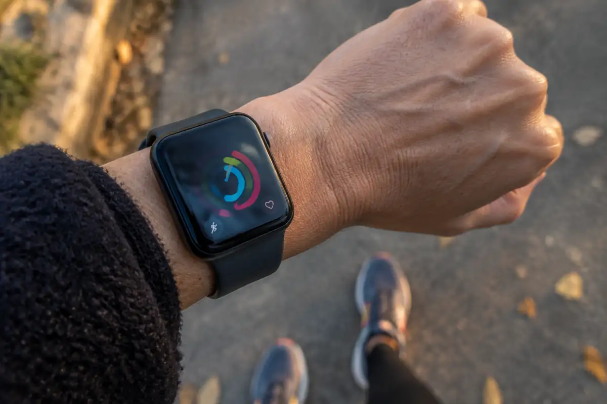 Montre connectée au poignet pendant une marche